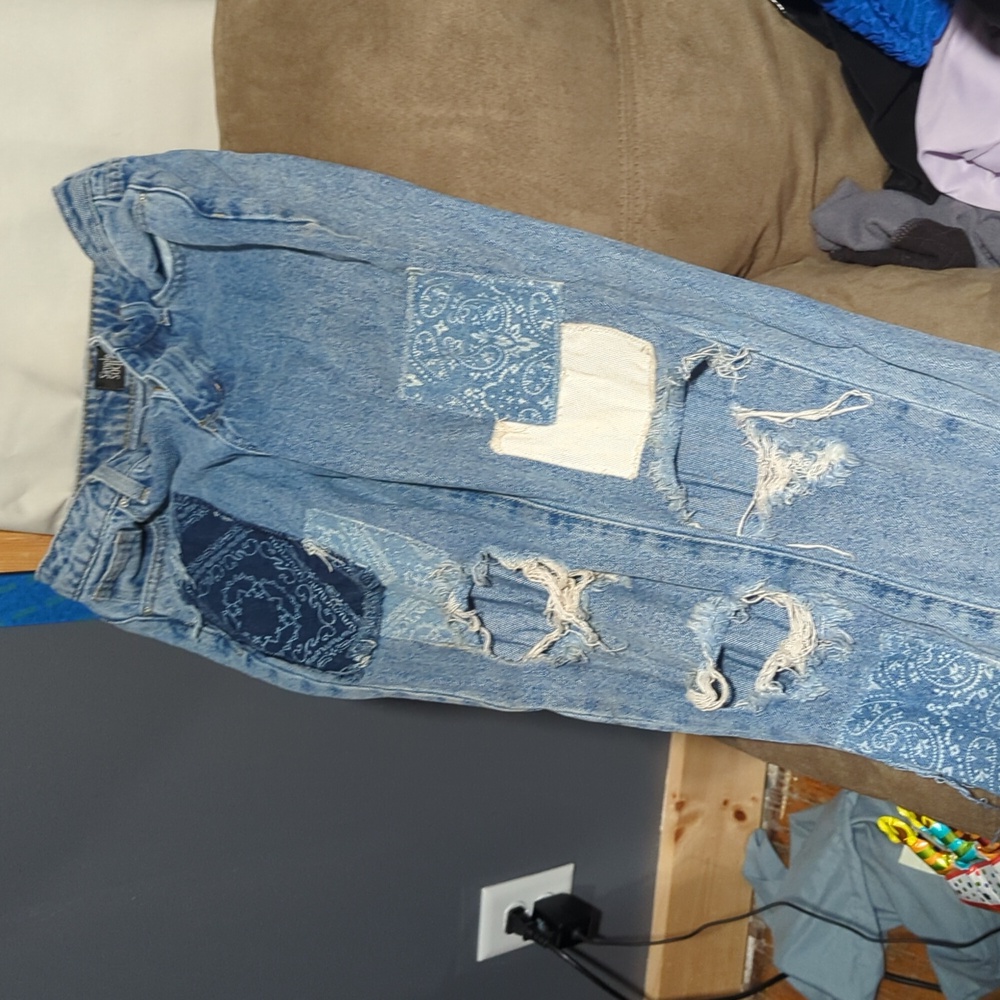 Ripped patchwork jeans